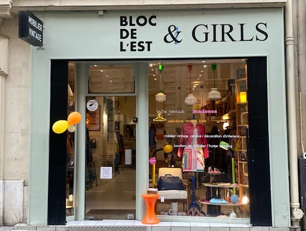 Photo de Madones vintage • vintage shop • Selection of luxury vintage fashion and accessories